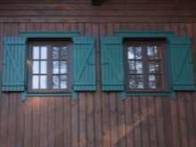 derevyannye stavni na okna tradicionnye konstrukcii v sovremennom oformlenii doma 3