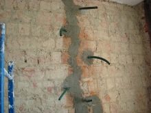 Как правильно заделать трещину в стене кирпичного дома?