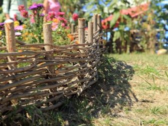 Оригинальный плетенный забор на даче: технология изготовления