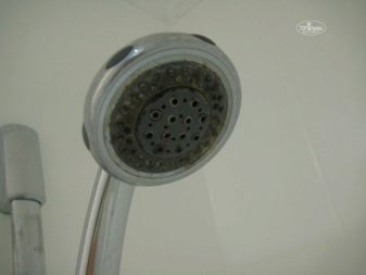 Как отмыть душ от известкового налета