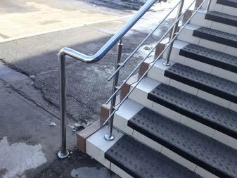 Накладки из ковролина на ступени лестницы: виды материала, способы монтажа