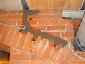 Как правильно заделать трещину в стене кирпичного дома?
