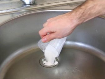 Как эффективно почистить сифон под раковиной на кухне