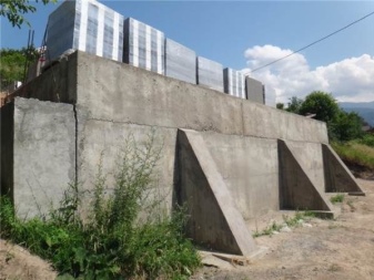 Подпорная стенка из бетонных блоков на участке