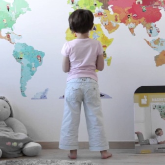 Фотообои с картой мира в интерьере детской