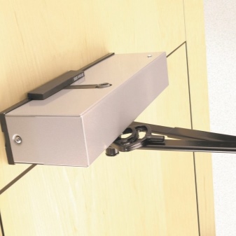 Как подобрать доводчик для металлической двери — DOLGOSTROI.PRO