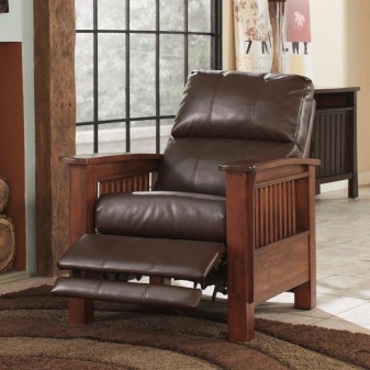 Мягкие кресла с деревянными подлокотниками для дома