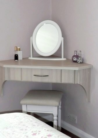 Столик для макияжа с зеркалом угловой