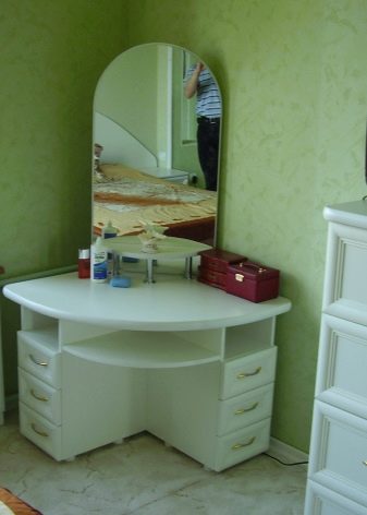 Столик для макияжа с зеркалом угловой thumbnail