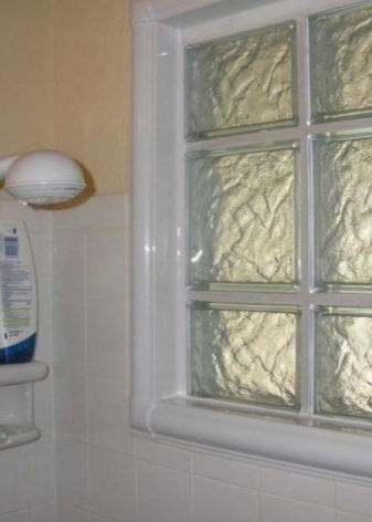 Зачем в ваннах делали окна. Окно между ванной и кухней. Пластиковое окно между ванной и кухней в хрущевке. Заделать окно между ванной и кухней. Матовое окно между ванной и кухней.