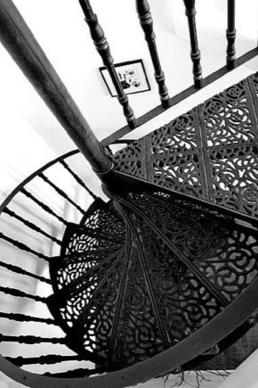 Чугунные винтовые лестницы: особенности конструкции 