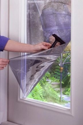 Защита от зноя: выбираем зеркальную пленку на окна 