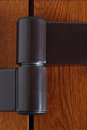 Как поменять нижнюю петлю на пластиковой двери?