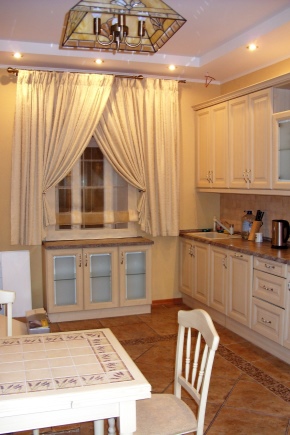 Классические шторы в интерьере кухни 
