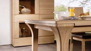 Деревянные кухонные столы: плюсы, минусы и тонкости выбора