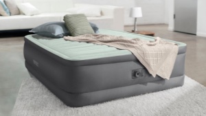 Надувные кровати с насосом: характеристика, виды, плюсы и минусы