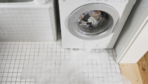 Течет стиральная машина снизу: причины и устранение неисправности