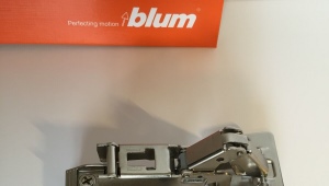 Обзор мебельных петель с доводчиком Blum
