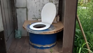 Делаем дачный туалет из бочки