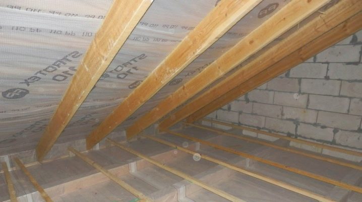 Как правильно укладывать пароизоляцию на потолок: какой стороной стелить, укладка и монтаж при утеплении потолка, как крепить (видео)?