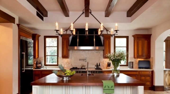 Дизайн кухни с двумя окнами — 7 примеров