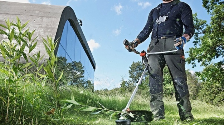 Можно ли косить мокрую траву Использование электрической и бензиновой газонокосилок а также триммера после дождя для стрижки газона