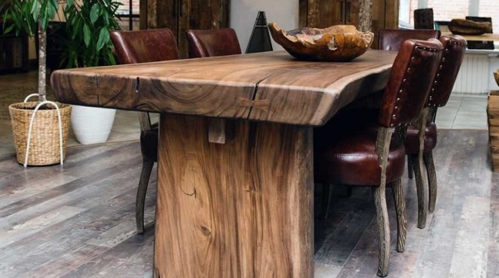 Коньячный столик из дерева