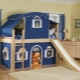 Двухъярусная кровать-домик в интерьере детской