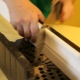 Как правильно резать потолочный плинтус в углах?