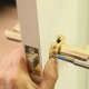 Как разобрать дверную ручку межкомнатной двери?