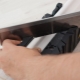 Как правильно резать потолочный плинтус в углах с помощью стусла?