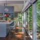 Дизайн кухни с большим панорамным окном 