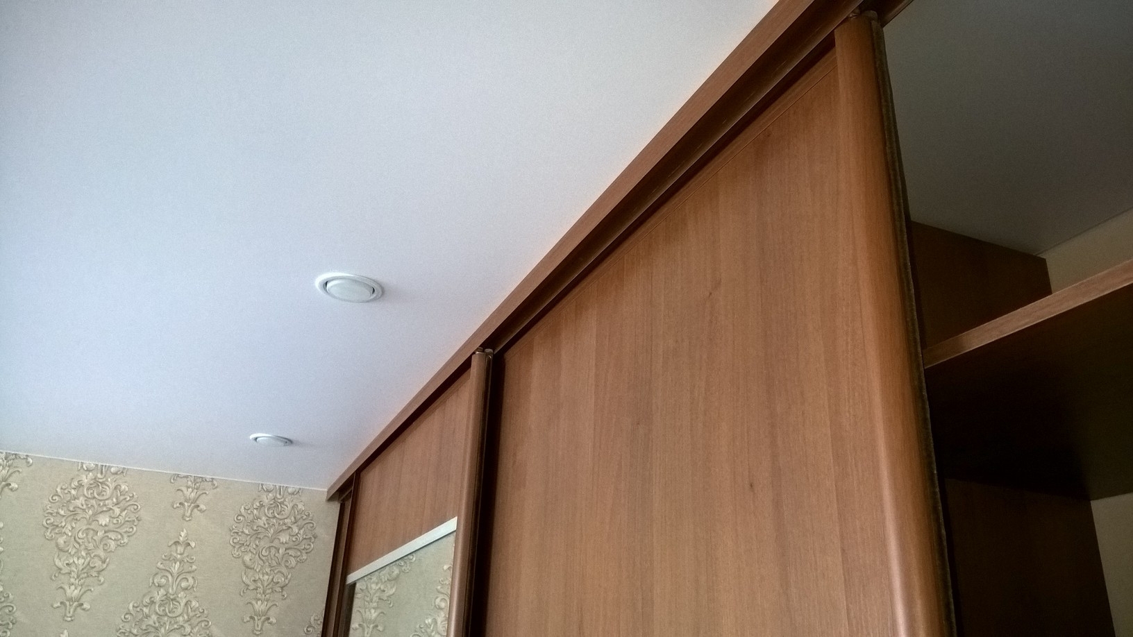 Встроенный шкаф и натяжной потолок