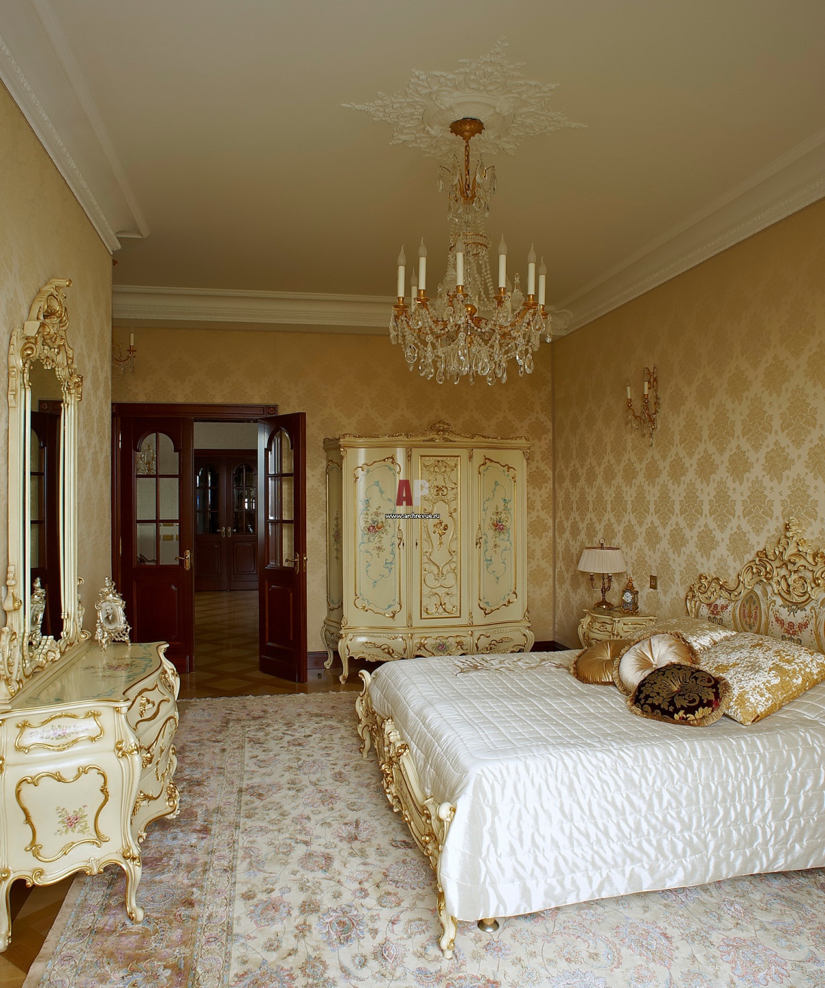 Дом золотого цвета. Стиль Барокко в интерьере. Спальная классика стиль Барокко. Спальня в классическом стиле. Спальня в стиле Барокко.