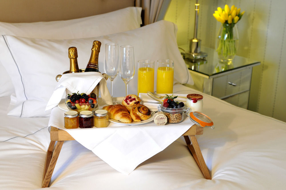 Принести завтрак в постель. Романтический завтрак в постель. Сервировка завтрака в отеле. Романтический столик для завтрака в постель. Завтрак с шампанским в отеле.