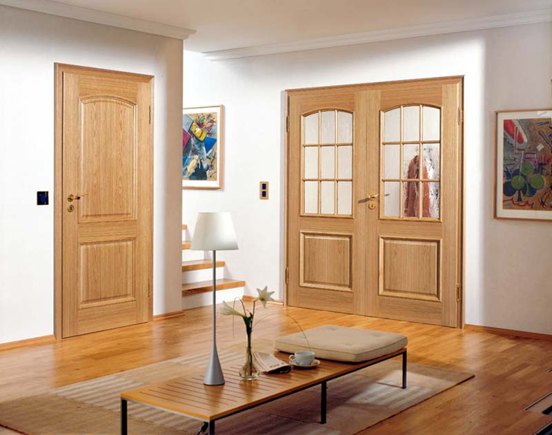 Дизайн распашных дверей в гостиной