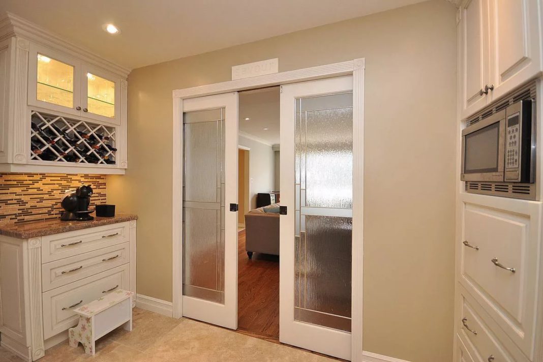 Двери для кухни 56 фото зачем нужна кухонные легкие складные модели со стеклом выдвижные и двойные межкомнатные изделия размеры