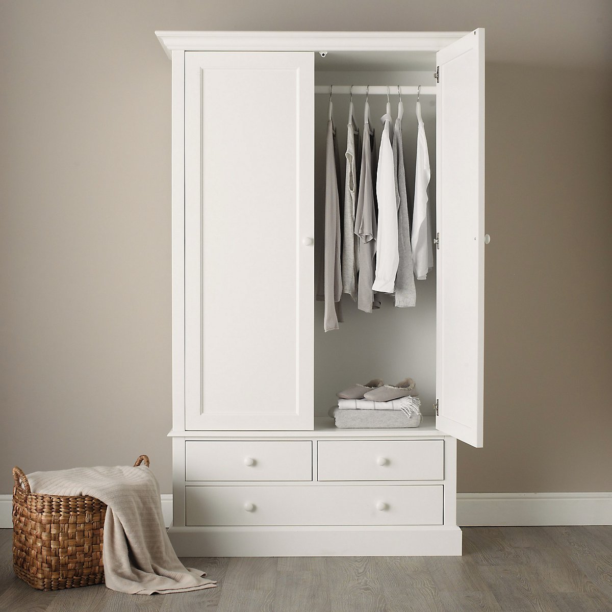 Шкаф для одежды в спальню белый
