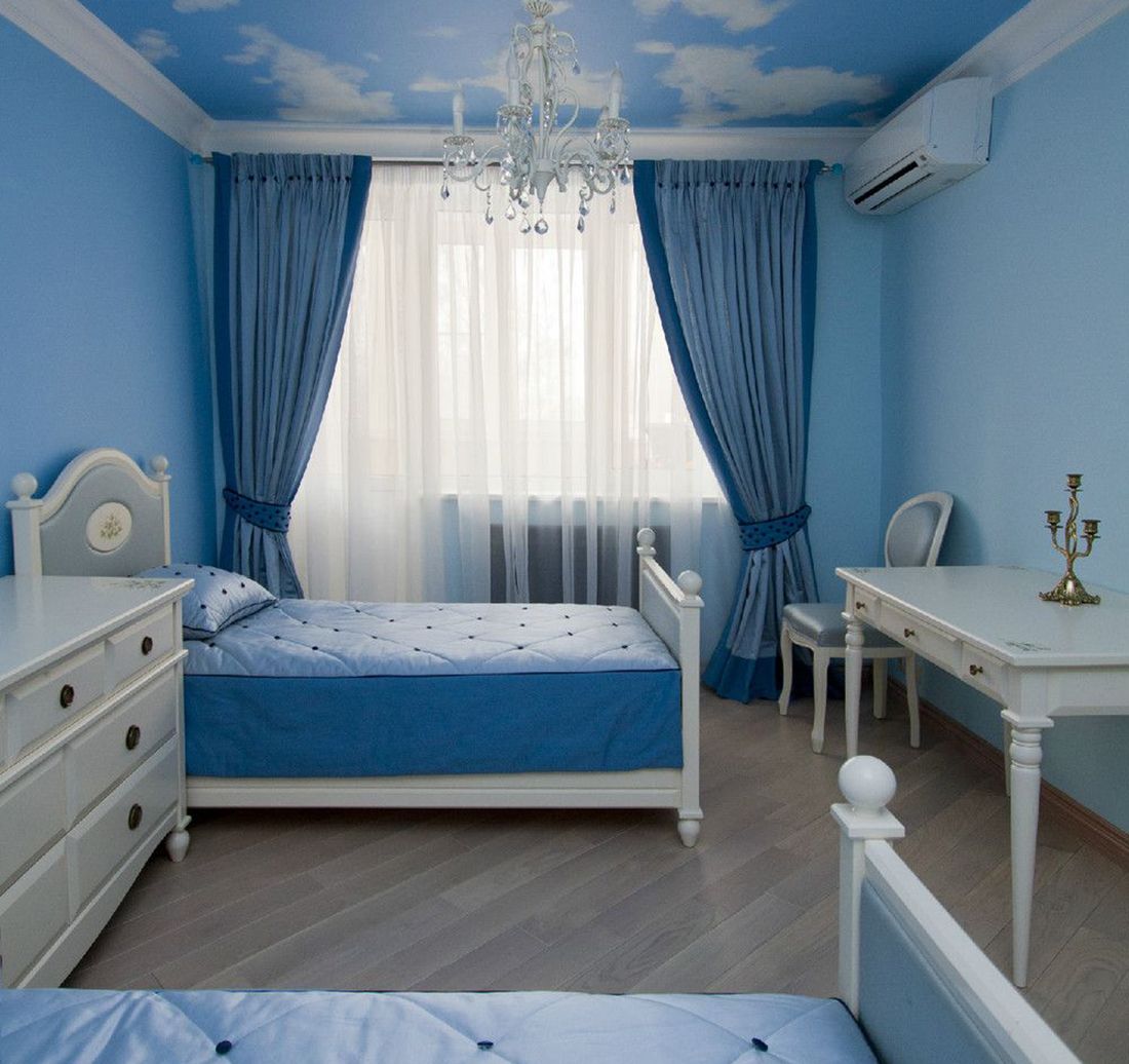 Дизайн комнаты с голубыми шторами