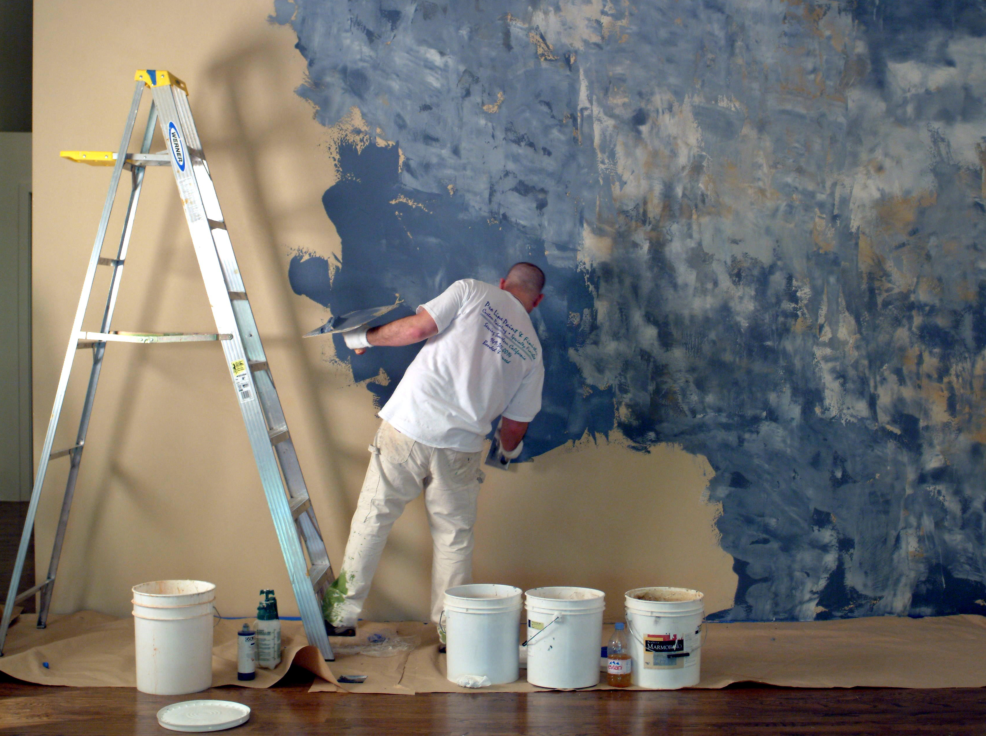 Краска вместо обоев фото. Венецианская штукатурка Venetian Plaster. Венецианская шпаклевка шпаклевка. Венецианская малярка. Нанесение венецианской штукатурки.