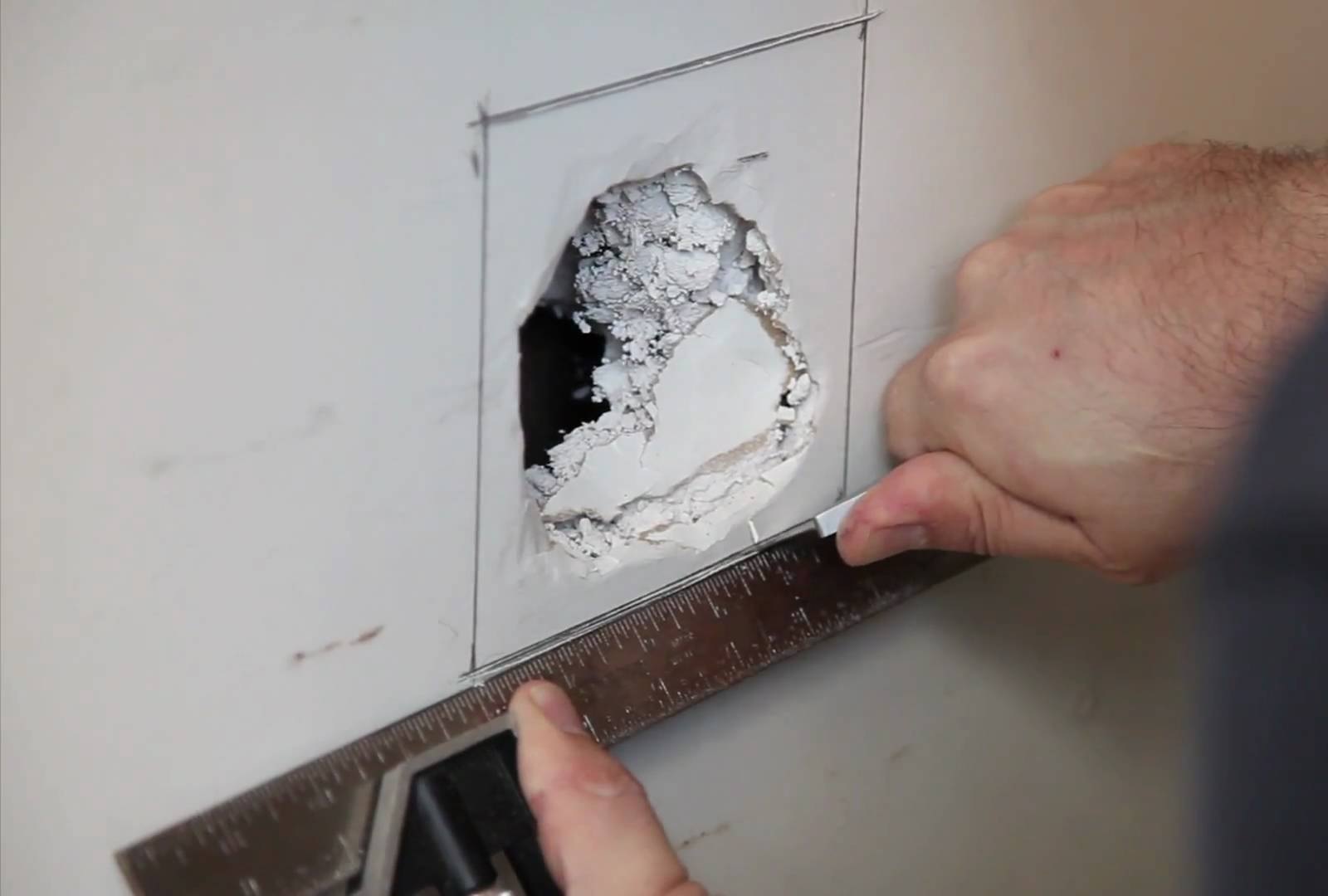 Как заделать дыру в гипсокартоне на стене? Как отремонтировать и чем .