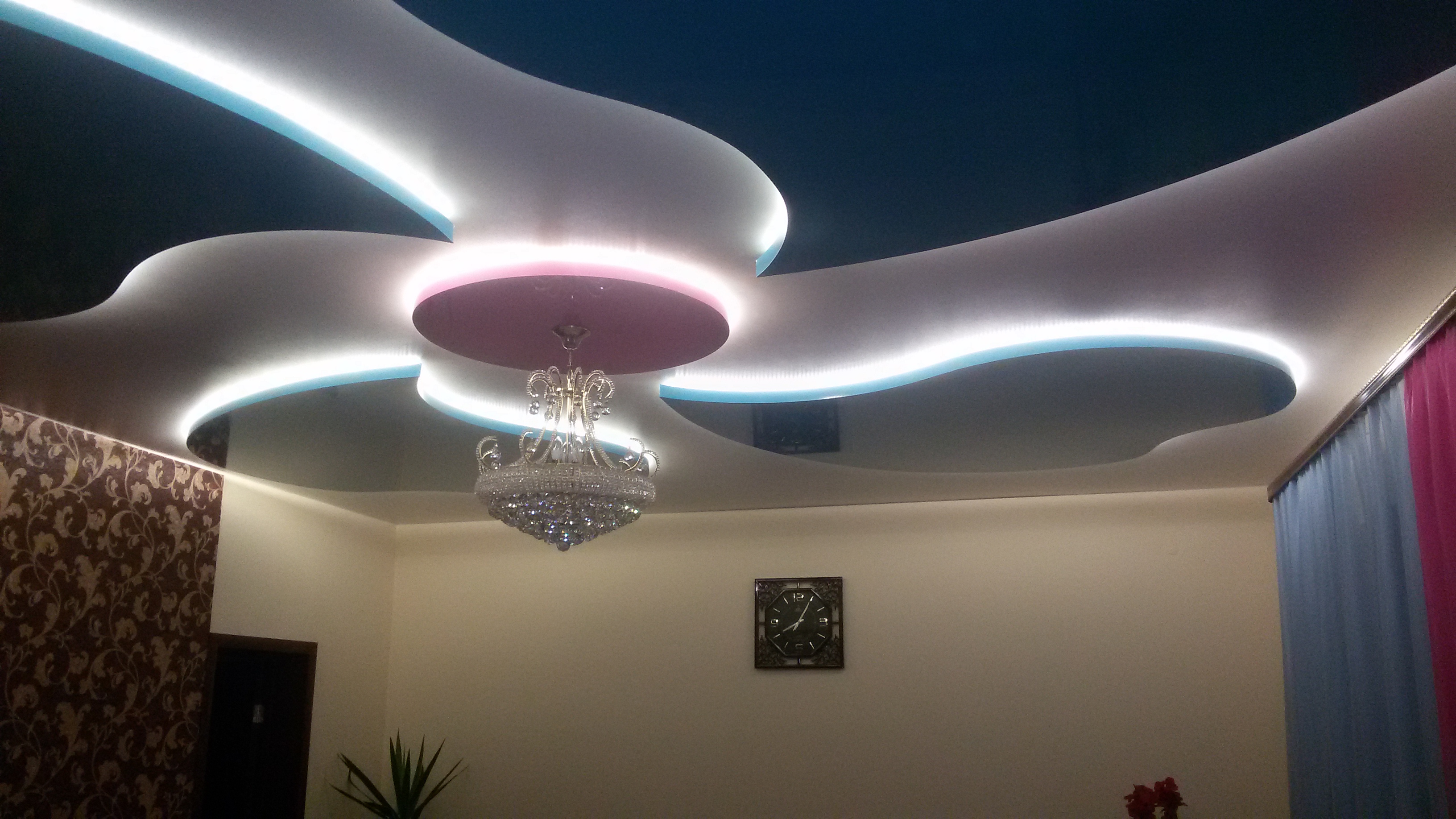 двухъярусный потолок с подсветкой фото