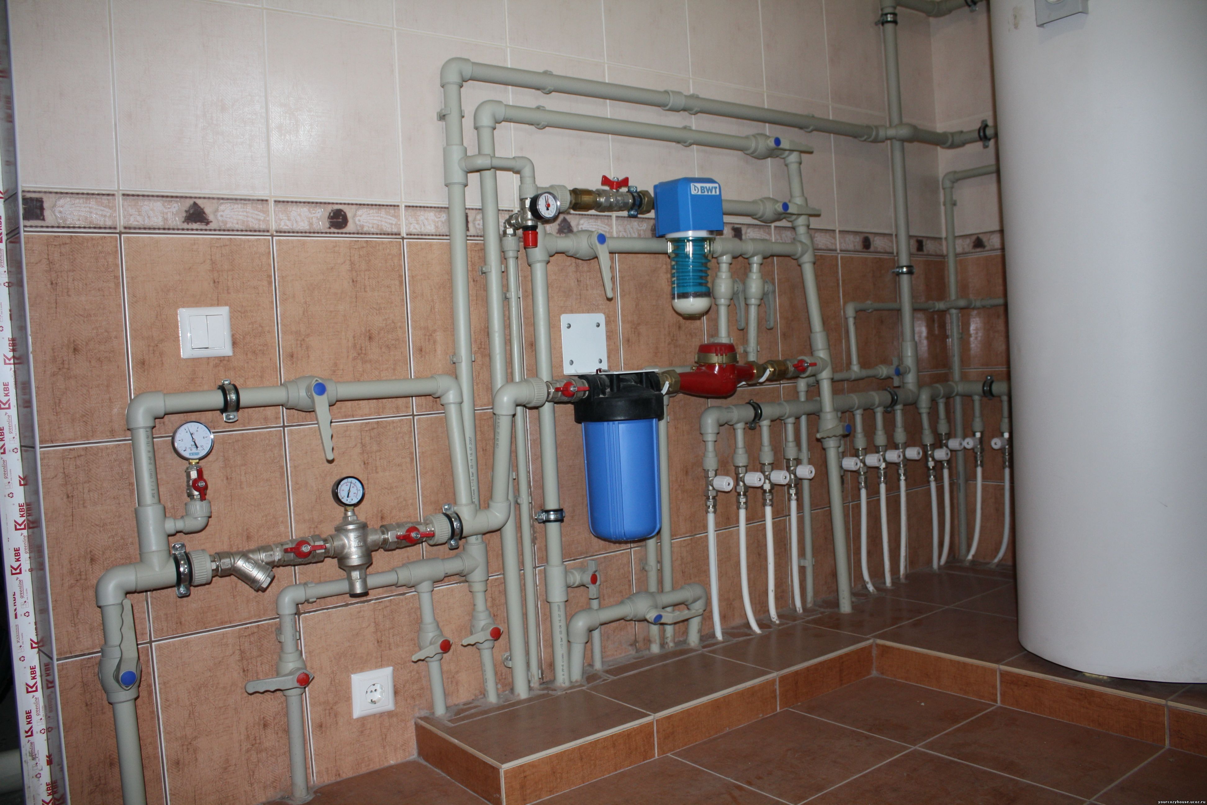 Вода широко используется в системах отопления благодаря. Отопление в частном доме. Монтаж водоснабжения. Монтаж сантехники в частном доме. Водопровод в частном доме.