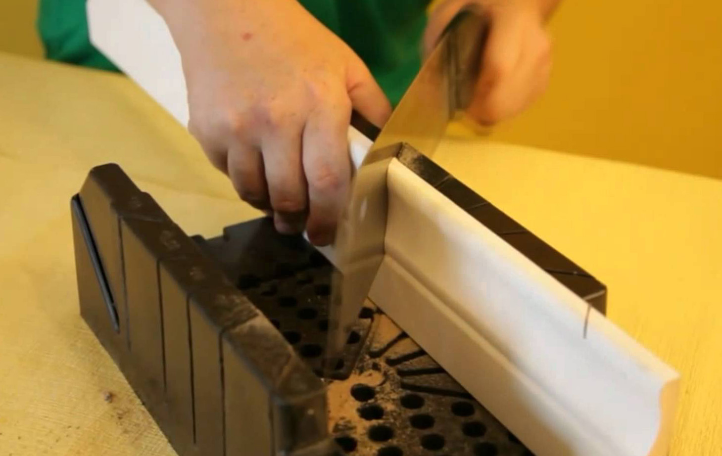 как подрезать деревянный плинтус