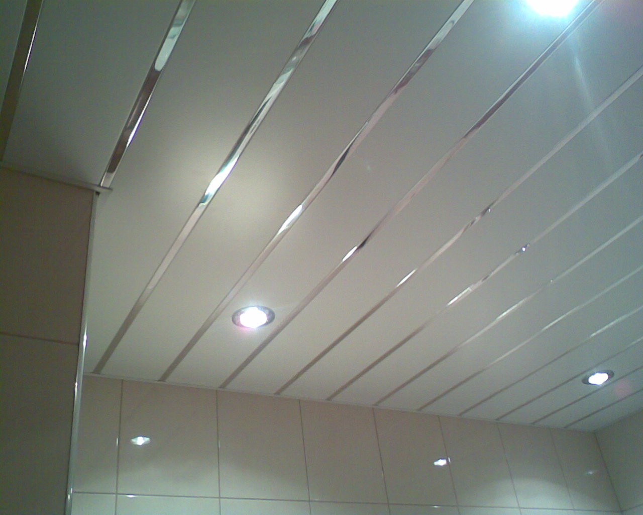 светильники в пластиковые панели потолок