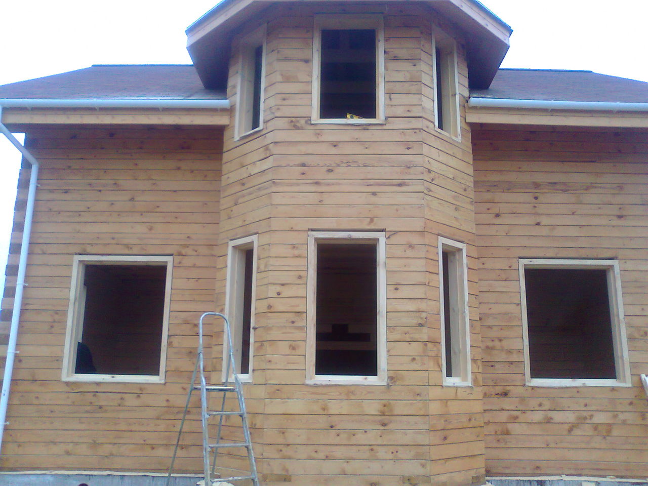 Окна со скосом в деревянном доме