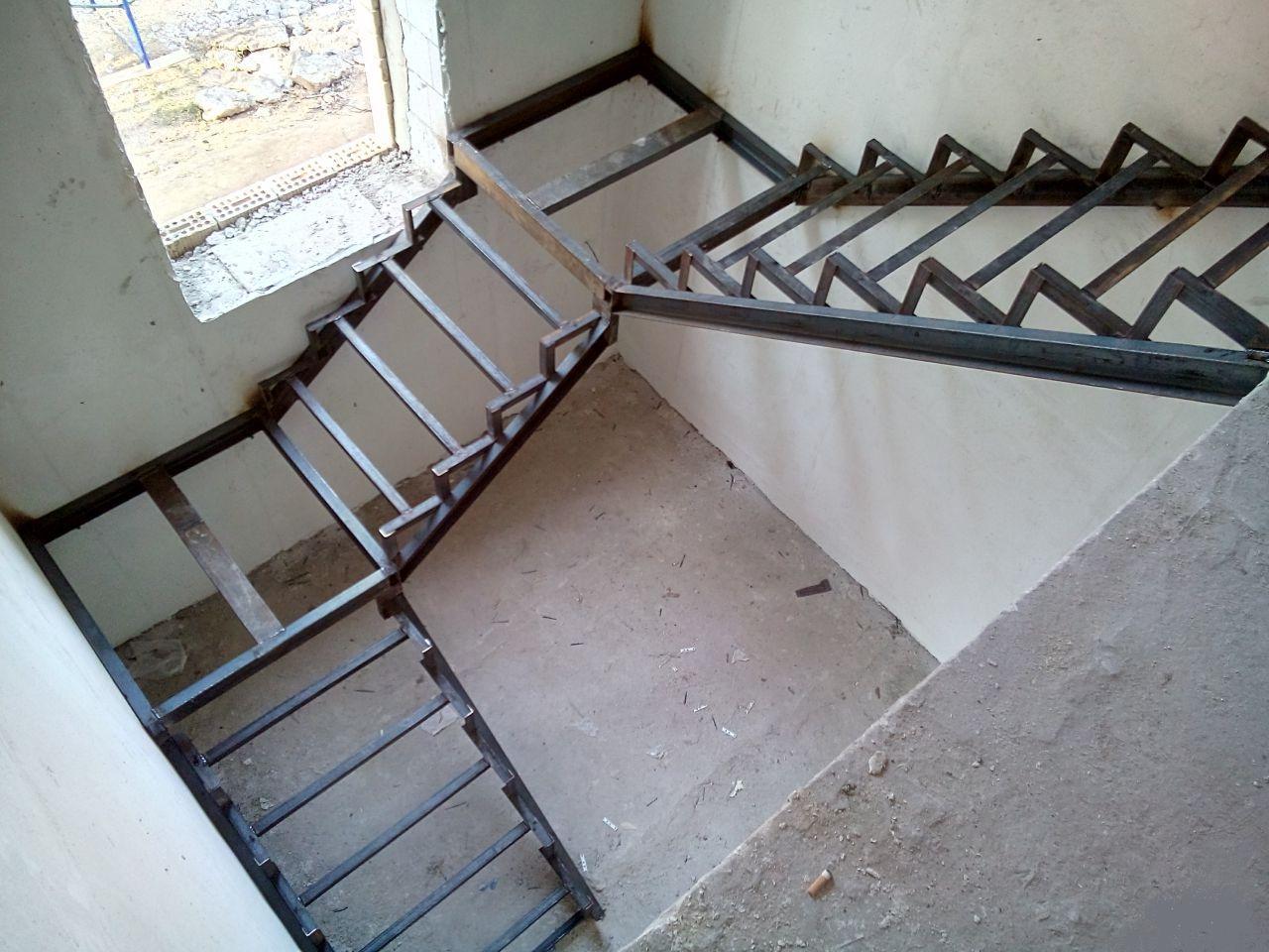 Второй этаж из профильной трубы. Лестница двухмаршевая п образная металлокаркас. Лестница на второй этаж из швеллера и уголка. Двухмаршевая лестница на металлическом каркасе. Лестница металлокаркас на 2 этаж в дом.