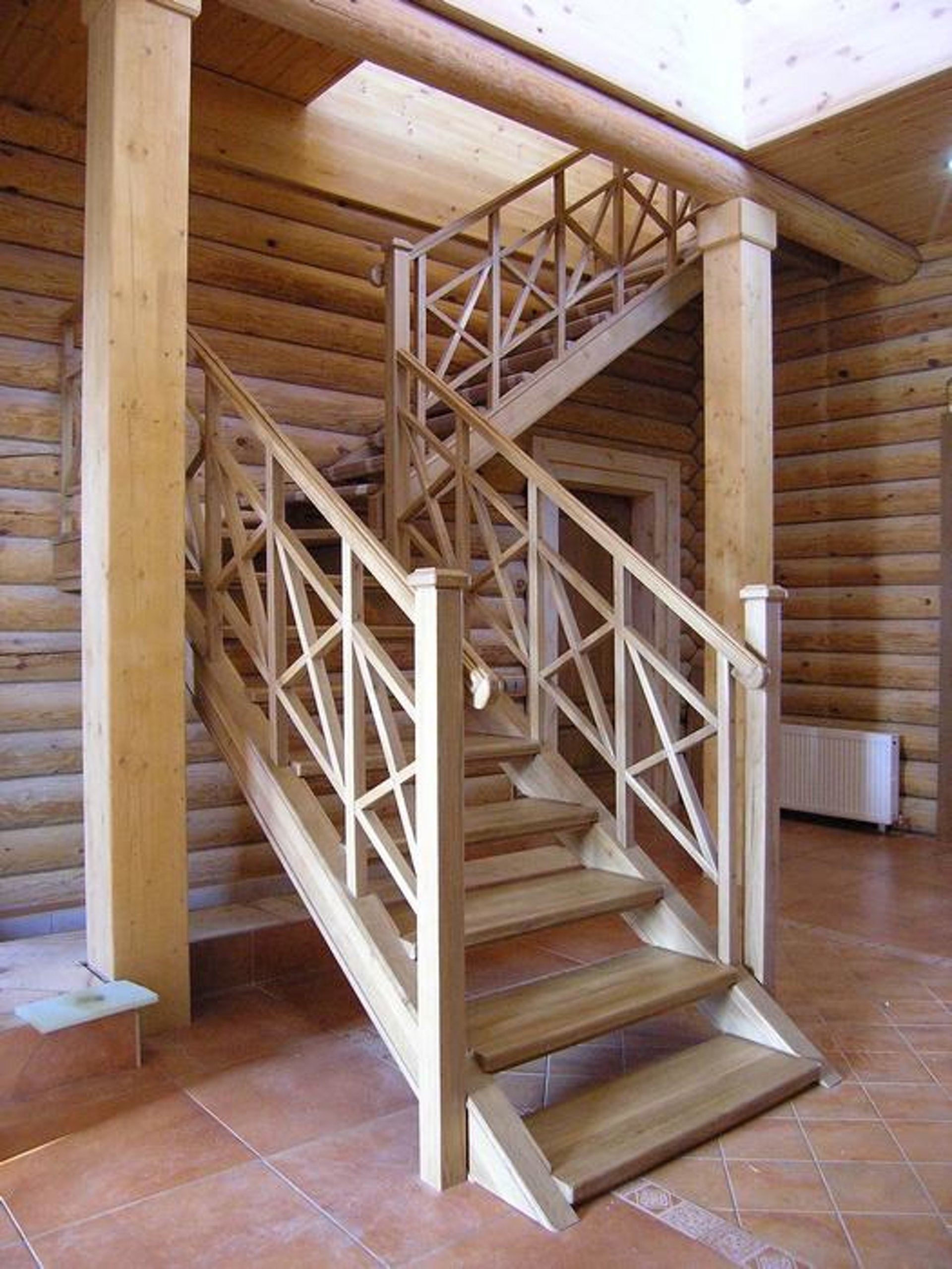 Лестница деревянная на второй этаж перила