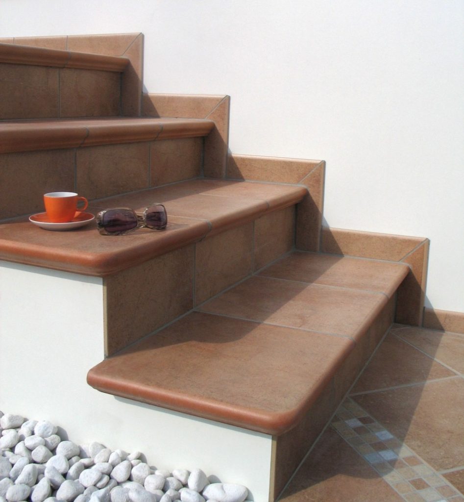 Плитка для уличных ступеней (53 фото): резиновая продукция для лестницы .