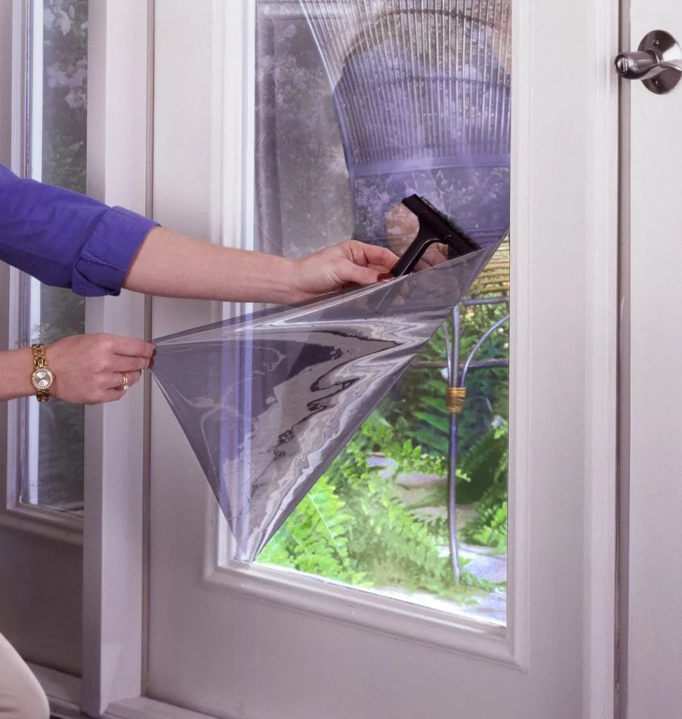 Как клеить на окно солцезащитную, тонировочную, зеркальную или витражную пленку?